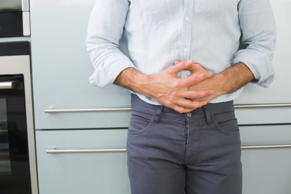 胃の痛みに苦しむ男の中間部 — ストック写真