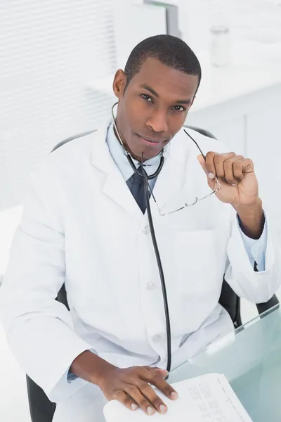 Ernstige mannelijke doctor in de medische kantoor — Stockfoto