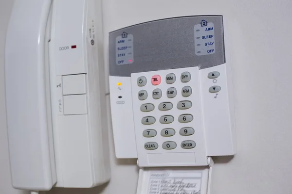 Sistema de teléfono de entrada montado en pared blanca —  Fotos de Stock