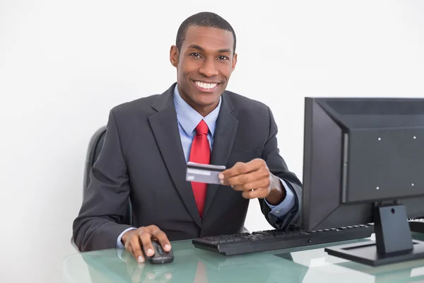 Çevrimiçi alışveriş yaparken gülümseyen genç afro iş adamı — Stok fotoğraf