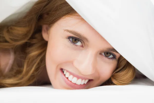 Nahaufnahme Porträt einer hübschen Frau im Bett — Stockfoto