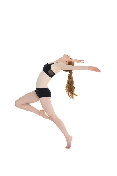 Full längd Sidovy av en sportig kvinna hoppa — Stockfoto