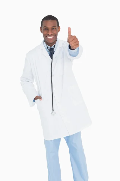 Retrato de um médico homem feliz gesticulando polegares para cima — Fotografia de Stock