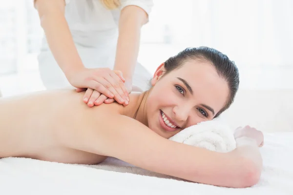 Piękna kobieta korzystających z powrotem masażu w centrum spa — Zdjęcie stockowe