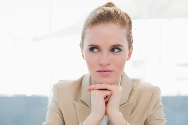 Pensativa mujer de negocios mirando hacia otro lado — Foto de Stock