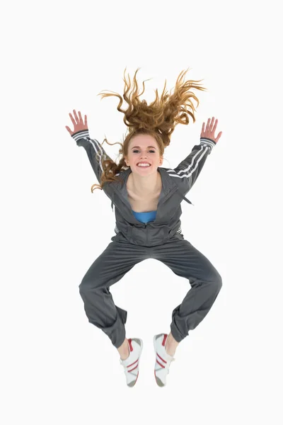 Vista lateral de longitud completa de un joven saltando rubio deportivo —  Fotos de Stock