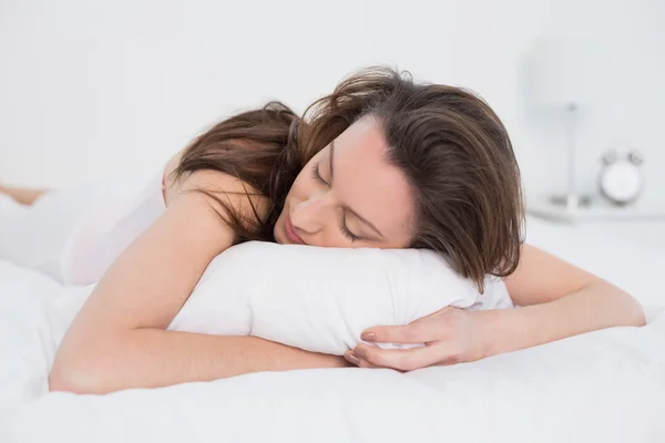 ベッドで寝ているきれいな女性のクローズ アップ — ストック写真