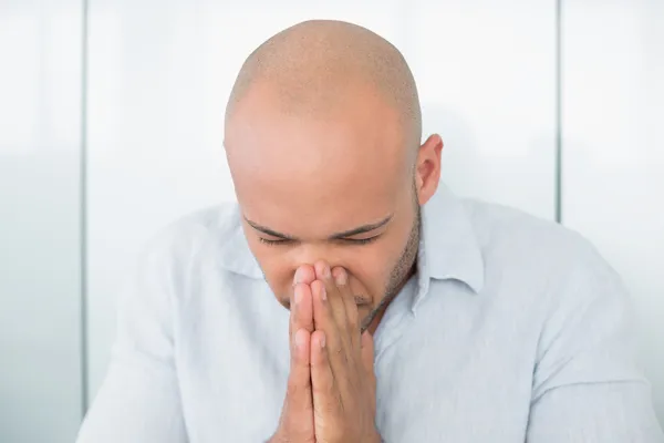 Triest casual man met de handen op zijn gezicht thuis — Stockfoto