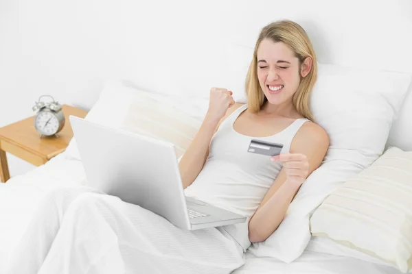 Inhoud succesvolle vrouw met behulp van laptop voor thuis winkelen — Stockfoto