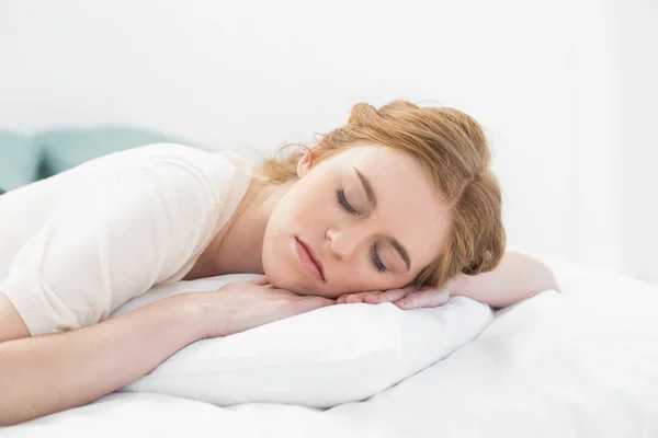 Primer plano de mujer joven y bonita durmiendo en la cama —  Fotos de Stock