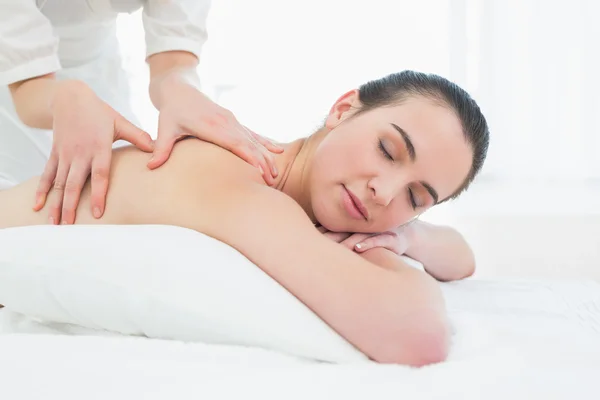 Vacker kvinna njuter ryggmassage på beauty spa — Stockfoto