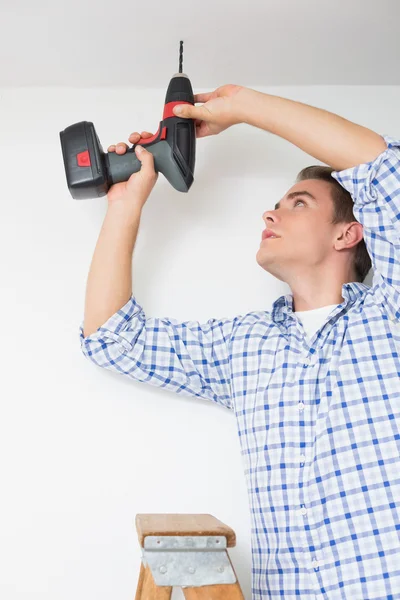 Handyman utilizzando un trapano cordless al soffitto — Foto Stock