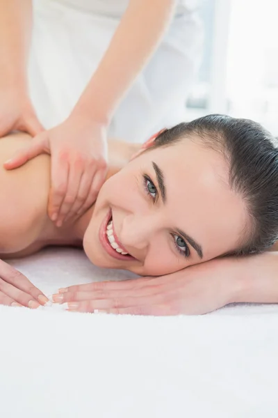 Hermosa mujer disfrutando de masaje de hombro en spa de belleza —  Fotos de Stock