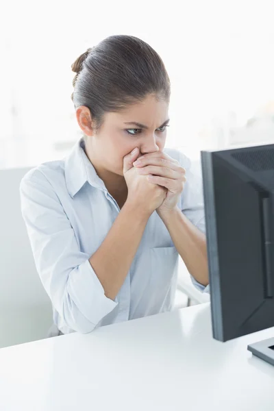 Seriöse Geschäftsfrau schaut im Büro auf Computer — Stockfoto