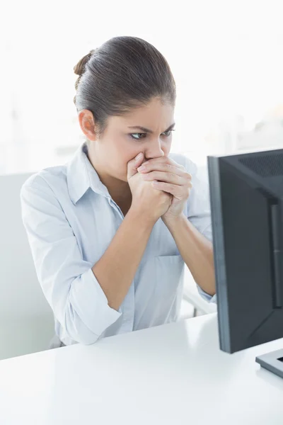 Donna d'affari seria che guarda il computer in ufficio — Foto Stock