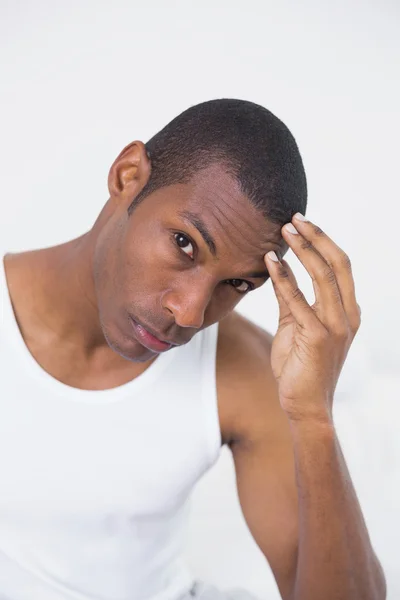 Nahaufnahme eines jungen Afro-Mannes, der unter Kopfschmerzen leidet — Stockfoto