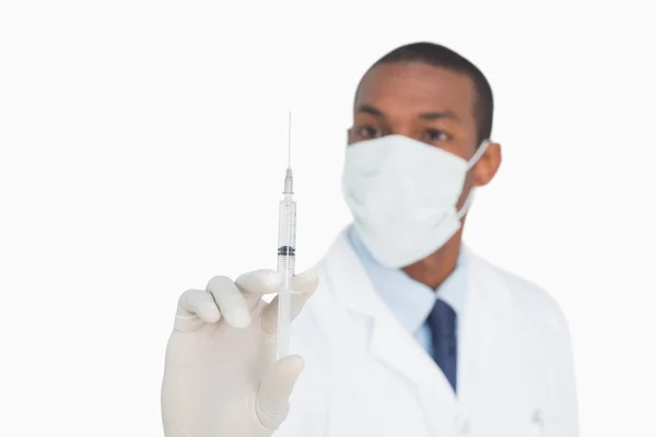 Médecin masculin masqué et gant tenant une injection — Photo