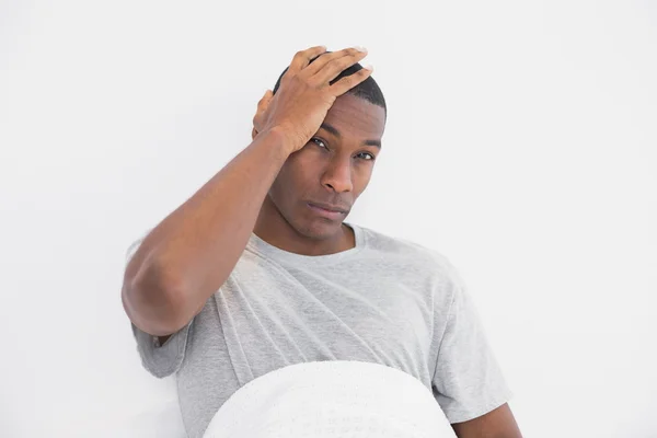 Uykulu afro adam yatakta oturuyor portresi — Stok fotoğraf