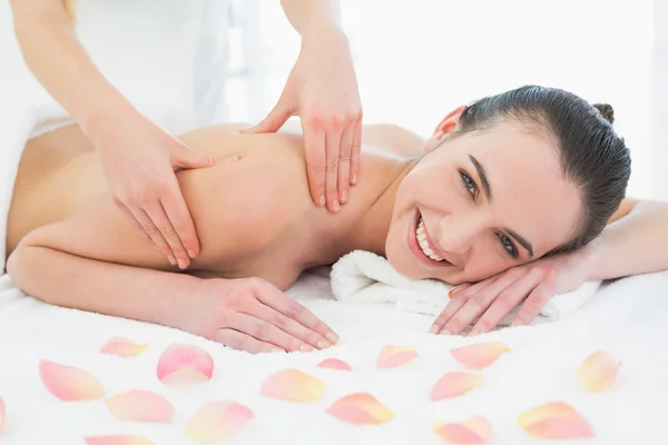 Woman enjoying back massage at beauty spa — Stock Photo, Image