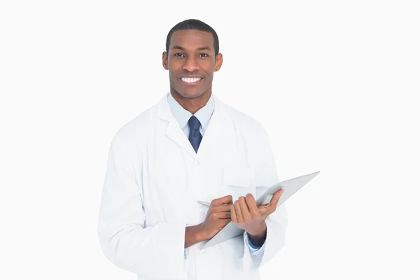 微笑的男性医生与剪贴板上的肖像 — 图库照片