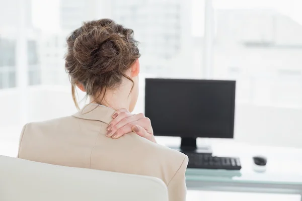 Iş kadını ofiste boyun ağrısı ile dikiz — Stok fotoğraf