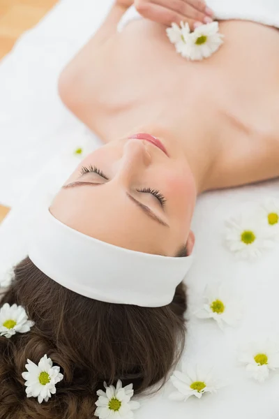 Beautiful woman with eyes closed in beauty salon — Stock Photo, Image