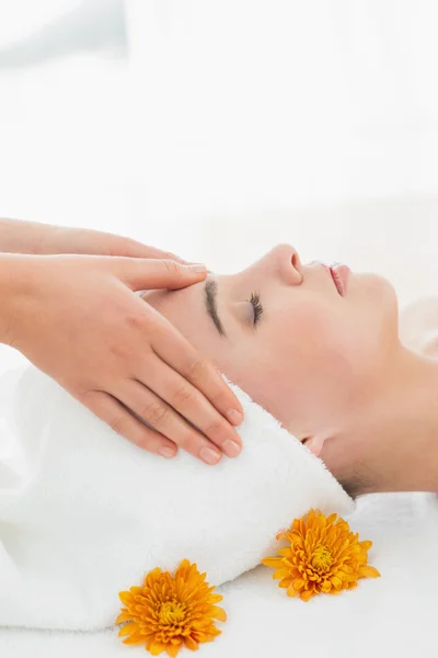 Mains massant le visage de la femme au spa de beauté — Photo