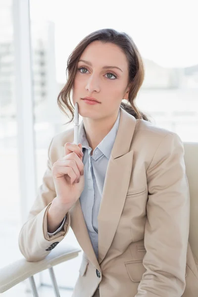Femme d'affaires élégante réfléchie avec stylo dans le bureau — Photo