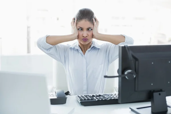 Zakenvrouw lijden hoofdpijn achter computer — Stockfoto