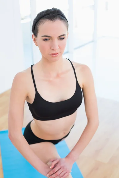 Jonge vrouw die zich uitstrekt been in fitnesscentrum passen — Stockfoto