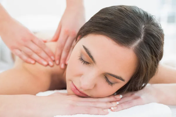 Vrouw genieten van rug massage in de spa van de schoonheid — Stockfoto