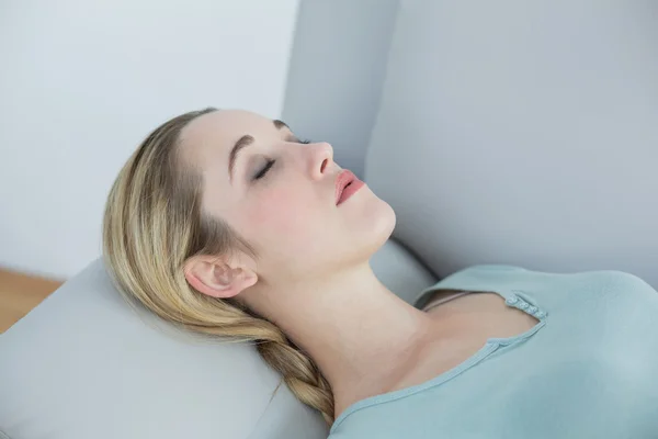 Naturalne spokojnej kobieta, leżąc na kanapie śpi — Zdjęcie stockowe