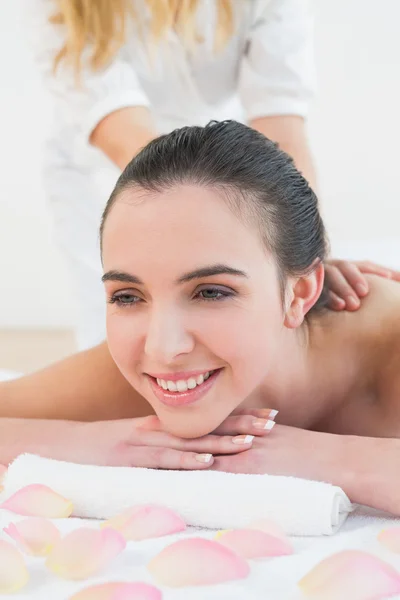 Woman enjoying back massage at beauty spa — Stock Photo, Image