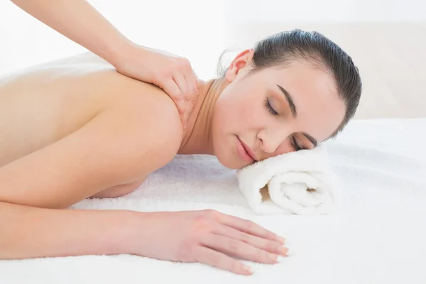 Женщина, наслаждающаяся массажем спины в спа-салоне — стоковое фото