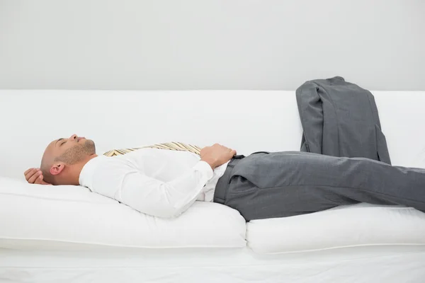 Geschäftsmann schläft zu Hause auf Sofa — Stockfoto
