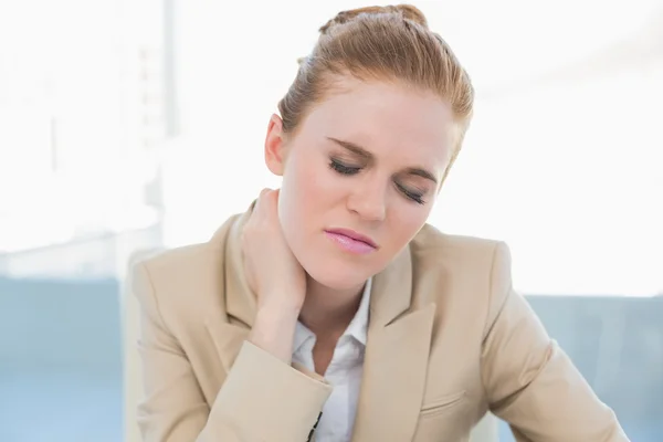 Nahaufnahme einer jungen Geschäftsfrau mit Nackenschmerzen — Stockfoto