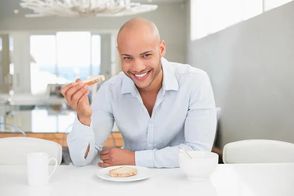 Genç adam kahvaltısını evde yapıyor. — Stok fotoğraf