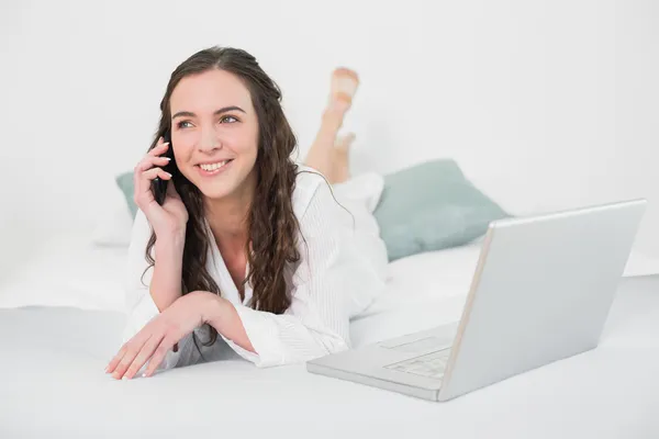 Frau mit Hantel im Fitnessstudio — Stockfoto