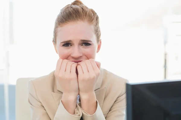 Orolig affärskvinna bitting naglar på office — Stockfoto