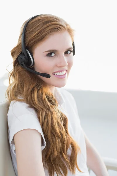 Zakenvrouw met koptelefoon op kantoor — Stockfoto