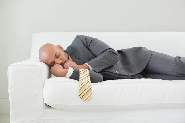 Eleganter Geschäftsmann schläft auf dem Sofa — Stockfoto