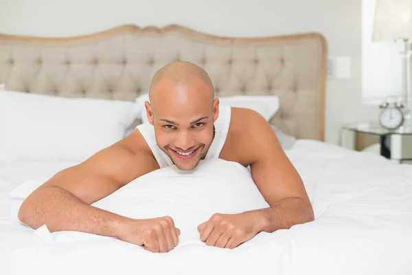 Nahaufnahme eines jungen Mannes, der im Bett liegt — Stockfoto