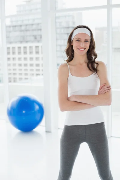 Tonas kvinna med händerna knäppta i fitness-studio — Stockfoto