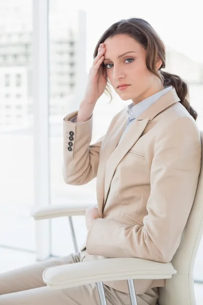 Retrato de una mujer de negocios que sufre de dolor de cabeza en la oficina —  Fotos de Stock