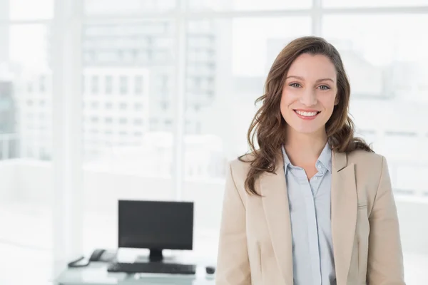 Retrato de uma mulher de negócios sorridente elegante no escritório — Fotografia de Stock