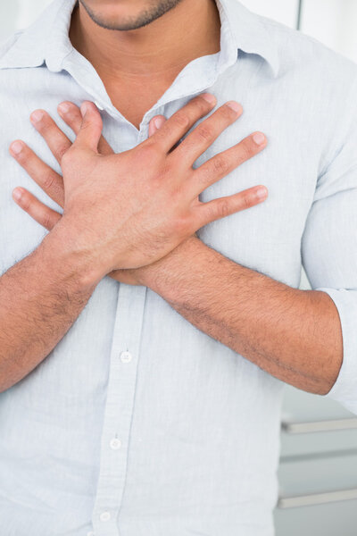 Средняя часть тела человека с болью в груди
