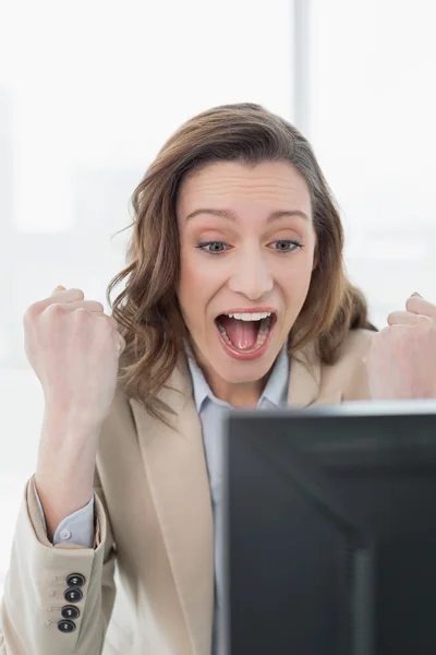 Elegante mujer de negocios animando en el escritorio de la oficina — Foto de Stock