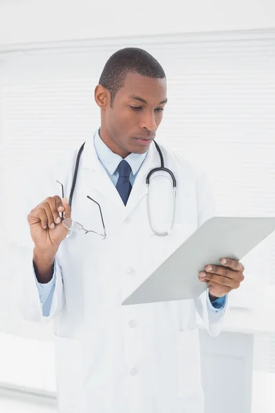 Serious male doctor writing a prescription — Stock Photo, Image