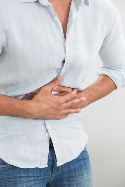 Sección media del hombre que sufre de dolor de estómago — Foto de Stock