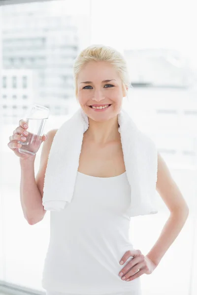 用一杯水在健身房适合面带笑容的女人 — 图库照片